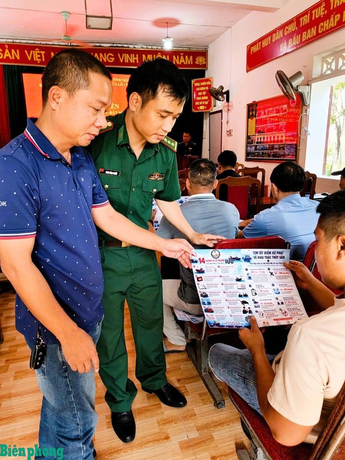 Đồn Biên phòng cửa khẩu cảng Cửa Lò - Bến Thủy, Bộ đội Biên phòng tỉnh Nghệ An phối hợp với chính quyền địa phương và các cơ quan chức năng tổ chức tuyên truyền thực hiện đợt cao điểm chống khai thác IUU cho 40 chủ tàu, thuyền trưởng, thuyền viên tàu cá khai thác xa bờ trên địa bàn phường Cửa Lò, tỉnh Nghệ An. Ảnh: Lê Thạch
