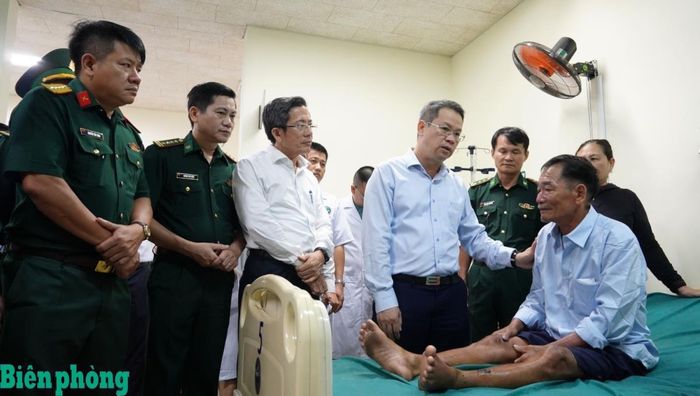 Đoàn công tác của Ủy ban nhân dân thành phố Đà Nẵng thăm hỏi, động viên ngư dân tàu QNa-90859-TS. Ảnh: Trúc Hà