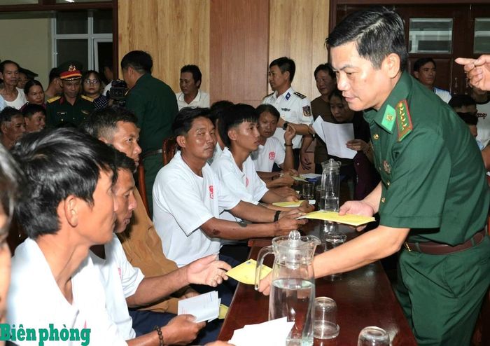 Đại tá Hoàng Văn Mẫn tặng quà cho ngư dân tàu QNa-90859-TS. Ảnh: Trúc Hà