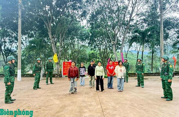 Các đối tượng người Lào nhập cảnh trái phép được phát hiện tại nhà ở của đối tượng Hồ Văn Nghèo. Ảnh: Hoài Nam
