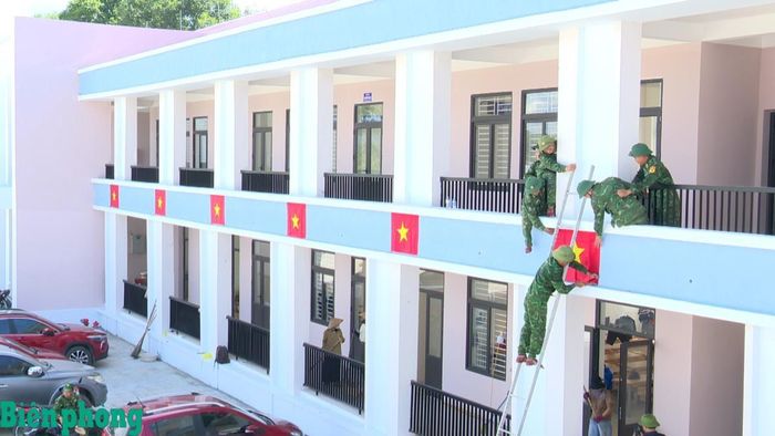 Cán bộ, chiến sỹ Bộ đội Biên phòng tỉnh Hà Tĩnh giúp Trường Phổ thông nội trú Tiểu học và Trung học cơ sở Hương Khê trang trí phòng học. Ảnh: Thế Mạnh