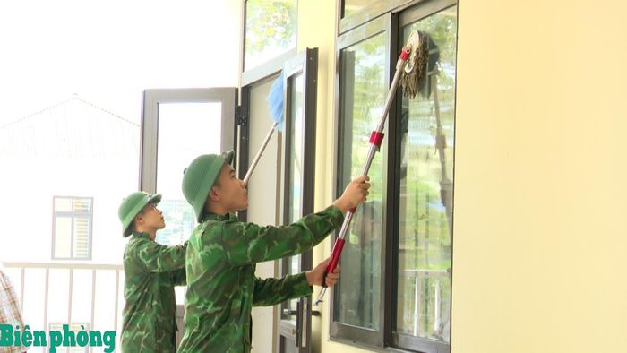 Cán bộ, chiến sỹ Bộ đội Biên phòng tỉnh Hà Tĩnh giúp Trường Phổ thông nội trú Tiểu học và Trung học cơ sở Hương Khê vệ sinh phòng học. Ảnh: Thế Mạnh