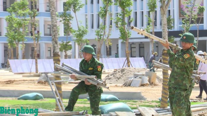 Cán bộ, chiến sỹ Bộ đội Biên phòng tỉnh Hà Tĩnh giúp Trường Phổ thông nội trú Tiểu học và Trung học cơ sở Sơn Kim 1 thu gom vật liệu xây dựng. Ảnh: Thế Mạnh