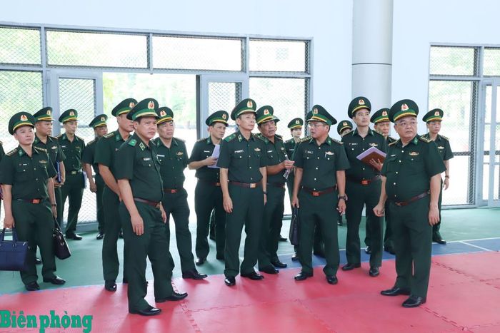 Đoàn công tác kiểm tra các điều kiện đảm bảo tại sân thi đấu. Ảnh: Ngọc Lâm