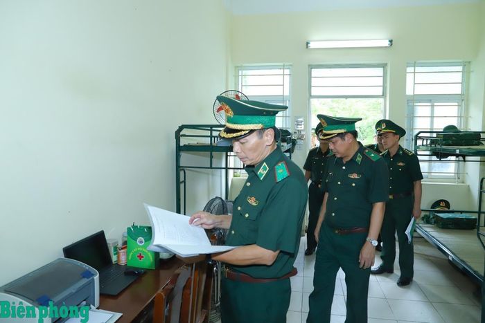 Thiếu tướng Hoàng Hữu Chiến kiểm tra các điều kiện nơi ngủ nghỉ của các vận động viên. Ảnh: Ngọc Lâm