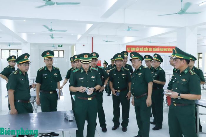 Thiếu tướng Hoàng Hữu Chiến kiểm tra cơ sở vật chất, hệ thống thiết bị trong nhà ăn. Ảnh: Ngọc Lâm