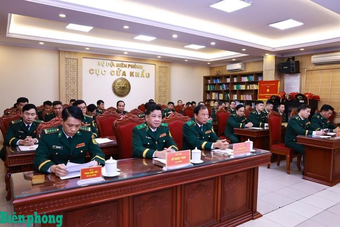 Các đại biểu dự Lễ trao tặng Huy hiệu 35 năm tuổi Đảng tại Đảng bộ Cục Cửa khẩu Bộ đội Biên phòng. Ảnh: Dân Chủ
