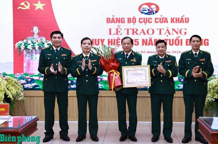 Các đồng chí trong Ban Thường vụ Đảng ủy, Chỉ huy Cục Cửa khẩu Bộ đội Biên phòng chúc mừng Thiếu tướng Lê Văn Phúc được trao tặng Huy hiệu 35 năm tuổi Đảng. Ảnh: Dân Chủ
