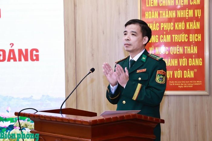 Đại tá Phùng Đức Hưng, Bí thư Đảng ủy, Phó Cục trưởng Cục Cửa khẩu Bộ đội Biên phòng phát biểu chúc mừng các đảng viên được trao tặng Huy hiệu 35 năm tuổi Đảng. Ảnh: Dân Chủ