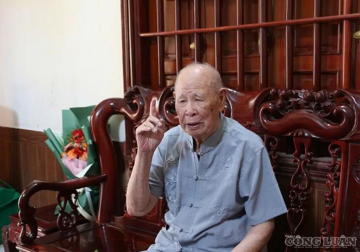 Cụ Hoàng Ngọc Túy 99 năm tuổi đời, 80 năm tuổi Đảng. Ảnh: Kim Long