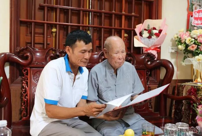 Cụ Túy luôn sống mẫu mực và thanh bạch, nghiêm khắc với bản thân và con cháu. Ảnh: Kim Long