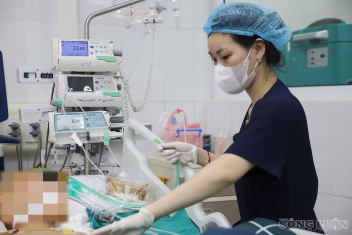Nhân viên y tế Bệnh viện Bệnh nhiệt đới Trung ương chăm sóc cho bệnh nhân.