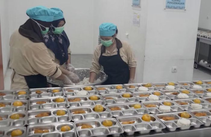 Nhà bếp tại một trường học ở Indonesia. Ảnh chụp màn hình.
