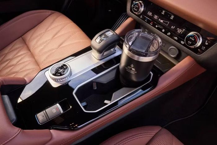 Khu vực điều khiển của Outlander thế hệ mới - Ảnh: Mitsubishi