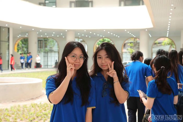  Ở chiều ngược lại, với Lê Tấn Phát, học sinh lớp 12, năm học mới lại bắt đầu bằng cảm giác bồi hồi. “Năm nay là năm lớp 12 nên em có chút bồi hồi, nhiều cảm xúc hơn bởi đây là lễ khai giảng cuối cùng của em trong thời học sinh”, Phát chia sẻ. ﻿Nam sinh đặt mục tiêu hoàn thành tốt các bài tập, bài kiểm tra và chuẩn bị cho kỳ thi đại học. Bên cạnh việc học, Phát muốn dành thời gian cho thầy cô, bạn bè để lưu giữ những kỷ niệm đẹp trong năm cuối dưới mái trường Việt Đức. 