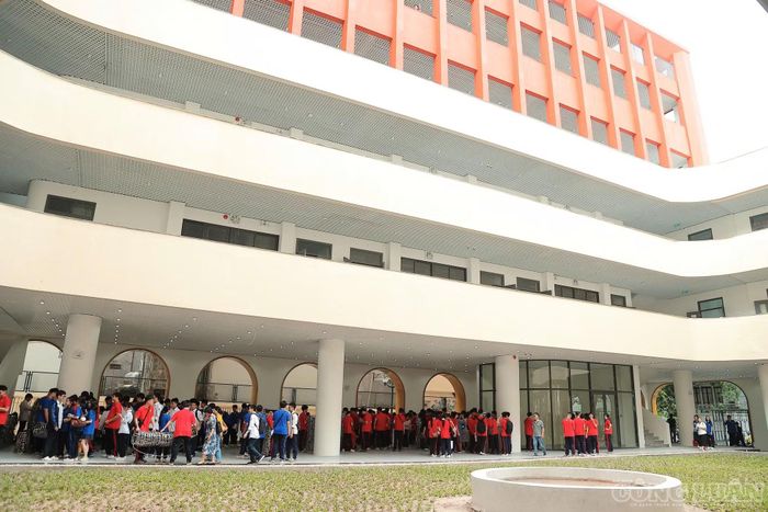 Ngày 3/3/1955, trường được thành lập tại số 47 Lý Thường Kiệt với tên gọi ban đầu là Trường Phổ thông 2-3 Hà Nội. Những học sinh đầu tiên là con em các chiến sĩ về tiếp quản Thủ đô, được tập hợp học tại 80 phố Thợ Nhuộm, dưới sự dẫn dắt của Hiệu trưởng đầu tiên Phạm Quang Hiểu.