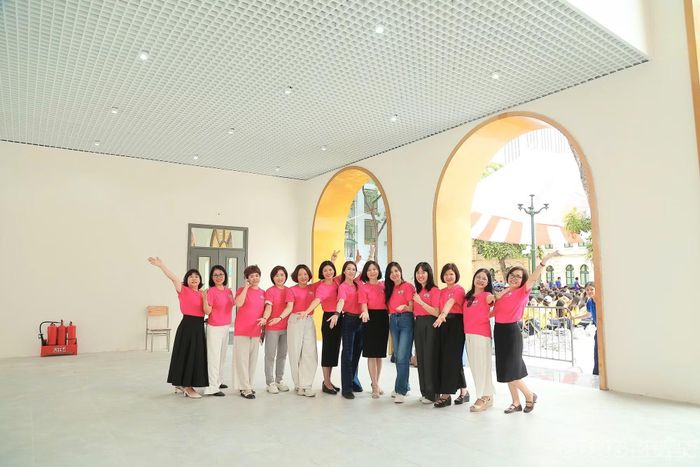 Trong những năm đầu còn nhiều khó khăn, trường nhận được sự hỗ trợ của Chính phủ và nhân dân Cộng hòa Dân chủ Đức về trang thiết bị và chuyên gia giáo dục. Từ mối quan hệ đó, tên gọi Việt Đức được hình thành, trở thành một dấu ấn đặc biệt trong lịch sử nhà trường.