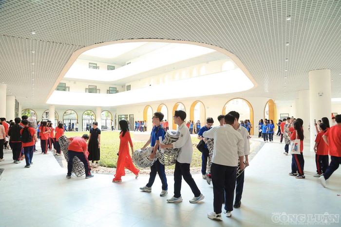 Bề dày truyền thống của Trường THPT Việt Đức gắn liền với giai đoạn tái thiết của Hà Nội ngay sau ngày Giải phóng Thủ đô (10/10/1954).