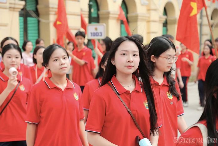  Là một trong những học sinh đầu tiên học tập tại cơ sở mới, Liêu Tuệ Lâm, học sinh lớp 10, cho biết em háo hức khi bước vào một môi trường hoàn toàn mới sau bốn năm học THCS. “Em mong muốn trong năm học tới sẽ thật chăm chỉ, trải nghiệm môi trường học tập mới, tham gia các câu lạc bộ cũng như các hoạt động của trường”, Lâm nói. ﻿Điều khiến nữ sinh ấn tượng nhất là tinh thần “Việt Đức chiến” cùng sự vui vẻ, tận tâm của thầy cô và bạn bè. Lâm dự đoán chương trình THPT sẽ khó hơn so với THCS nhưng muốn từng bước thích nghi, đồng thời tận dụng ba năm ở Việt Đức để trải nghiệm và phát triển bản thân. ﻿“Em mong mình sẽ có đủ bản lĩnh, đủ kiến thức để đỗ vào ngôi trường đại học mà mình mong ước”, nữ sinh cho biết. 