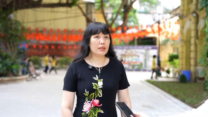 Trao đổi với phóng viên Báo Nhà báo và Công luận, nhà giáo Nguyễn Bội Quỳnh, Hiệu trưởng Trường THPT Việt Đức, cho biết cơ sở mới được đầu tư thêm 20 phòng học, phòng làm việc của các tổ chuyên môn và nhiều phòng chức năng phục vụ việc dạy, học ngoại ngữ.