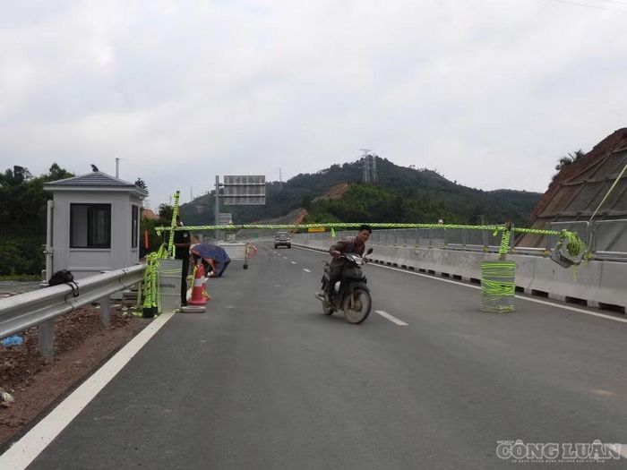 Người dân cố tình vượt rào chắn đi vào cao tốc đang thi công.
