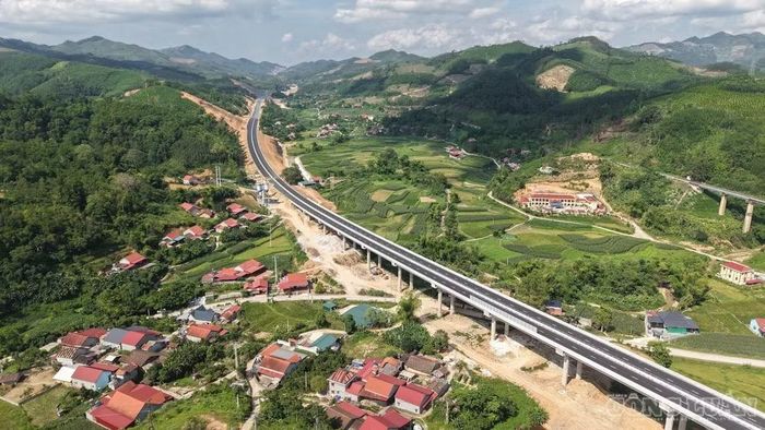 Cao tốc Hữu Nghị - Chi Lăng là điểm đầu của tuyến cao tốc Bắc - Nam chạy dọc dài đất nước.