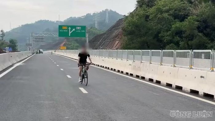Một người đạp xe tập thể dụng trên đường cao tốc.