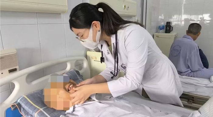 Người dân cần ngừng sử dụng và đi khám nếu xuất hiện mệt mỏi, chán ăn, buồn nôn, vàng da, vàng mắt, nước tiểu sẫm màu hoặc đau tức hạ sườn phải sau khi dùng thuốc nam, thuốc Bắc hay các sản phẩm thảo dược. Ảnh: Bệnh viện cung cấp