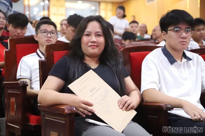 Trở thành tân học viên Học viện Quân y qua diện tuyển thẳng nhờ giải Ba học sinh giỏi quốc gia môn Sinh học, Phan Thùy Linh – cựu học sinh THPT Chuyên Đại học Vinh bước vào ngày nhập học với nhiều cảm xúc đan xen. Giữa không khí trang nghiêm của nhà trường, nữ sinh Nghệ An chia sẻ em chọn môi trường quân đội vì muốn thử thách bản thân trong tính kỷ cương, rèn luyện toàn diện cả về chuyên môn lẫn thể lực để cống hiến lâu dài. Tâm niệm về chặng đường phía trước, Thùy Linh khẳng định điều quan trọng nhất lúc này là giữ tâm lý vững vàng, sẵn sàng bứt phá để thích nghi với môi trường quân ngũ.