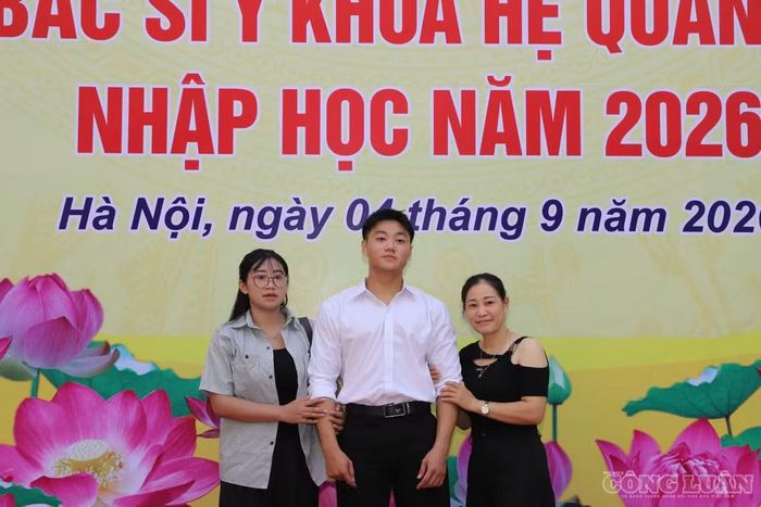Vĩnh San cùng mẹ và chị gái.