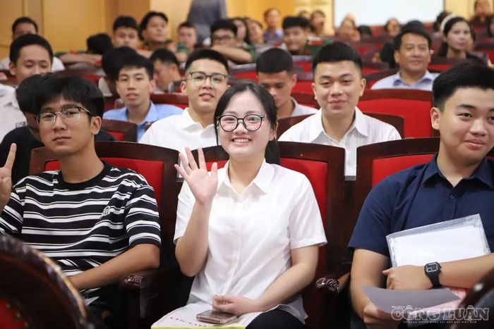 Nguyễn Bích Ngọc, cựu học sinh THPT Lam Sơn (Thanh Hóa), trúng tuyển thẳng Học viện Quân y nhờ thành tích môn Sinh học. Nữ sinh hai năm liên tiếp vào đội tuyển học sinh giỏi quốc gia, đạt giải Khuyến khích lớp 11 và giải Ba lớp 12. Ngọc cho biết chọn Học viện Quân y với mong muốn trở thành bác sĩ giỏi. “Em nghĩ đây là thử thách nhưng cũng muốn thử sức và cố gắng đạt thành tích tốt nhất”, nữ sinh nói. Trong ngày đầu nhập học, Ngọc vừa háo hức vừa hồi hộp khi bắt đầu hành trình học tập, rèn luyện trong môi trường quân đội.