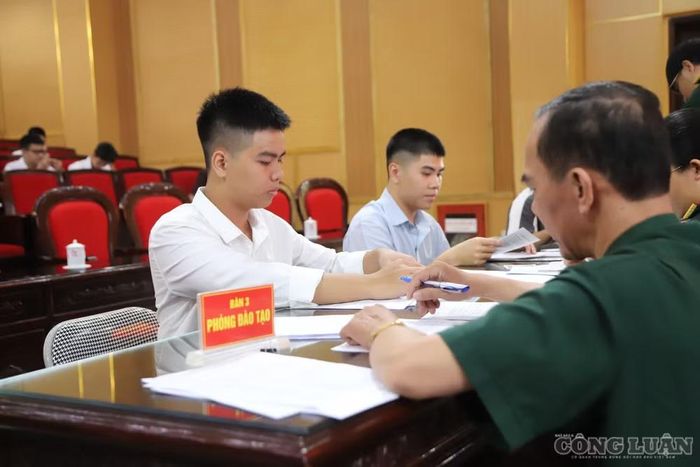 Cán bộ Học viện Quân y tiếp nhận hồ sơ của các thí sinh trúng tuyển hệ quân sự năm 2026.