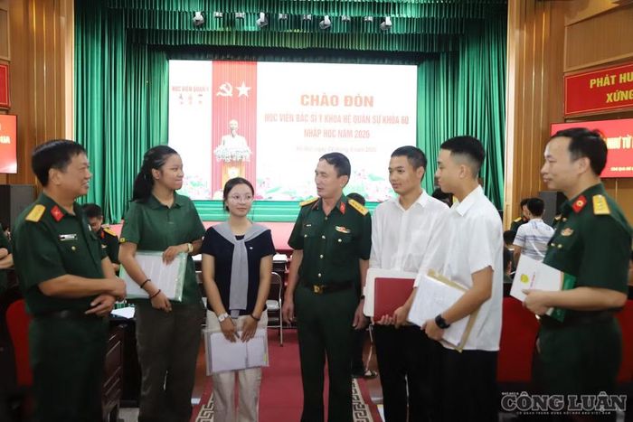 Lãnh đạo Học viện Quân y trao đổi, động viên các học viên trúng tuyển.