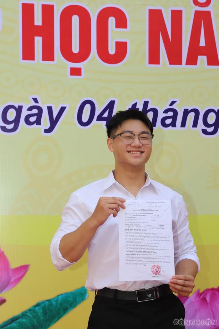 Tân thủ khoa Khương Huy Vĩnh San rạng rỡ cầm trên tay giấy báo nhập học.