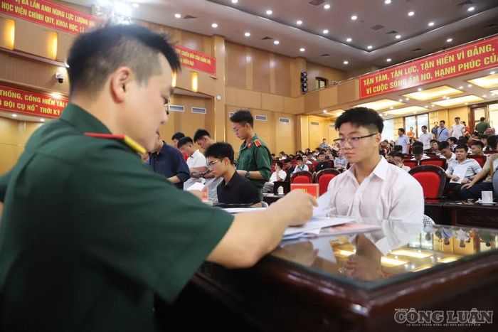 Nói về bí quyết đạt điểm cao, San cho rằng bản thân không quá thông minh mà phải bù đắp bằng sự chăm chỉ.