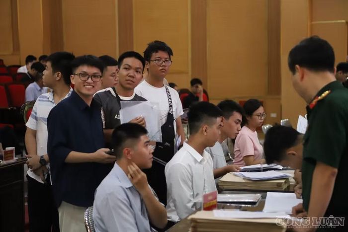 Sau khi hoàn tất thủ tục, tân học viên được bố trí nơi ăn, ở và sinh hoạt trong môi trường quân đội.