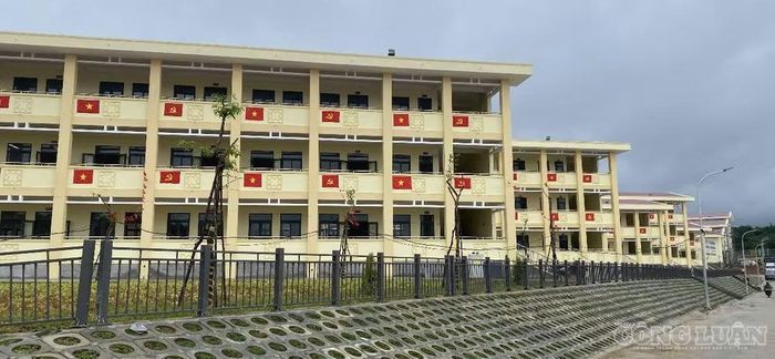 Những dãy phòng học mới, khang trang nổi bật giữa vùng biên giới
