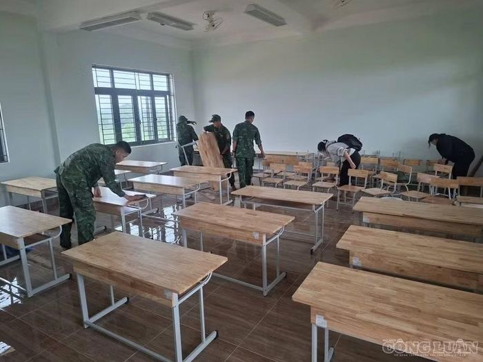 Cán bộ, chiến sĩ Đồn Biên phòng Ia Mơ chỉnh trang trường lớp, sẵn sàng đón học sinh tại Trường Phổ thông nội trú Tiểu học và THCS xã Ia Mơ