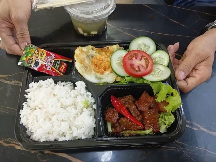 Suất ăn trên tàu SE1 được hành khách đánh giá cao về chất lượng - Ảnh: Viết Hảo