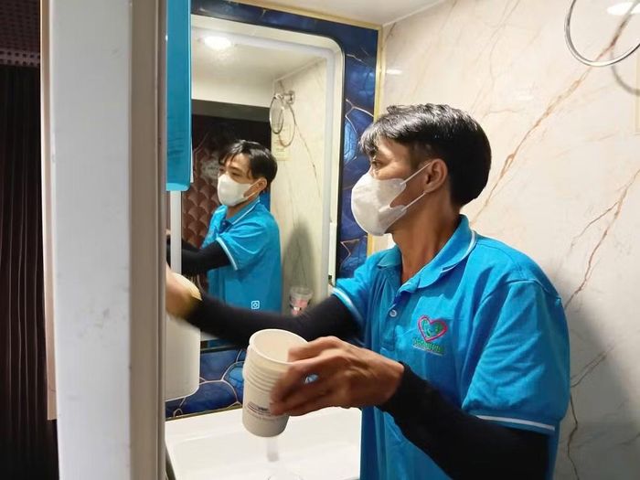 Nhân viên chuyên trách thực hiện công tác vệ sinh trên tàu SE1 - Ảnh: Viết Hảo