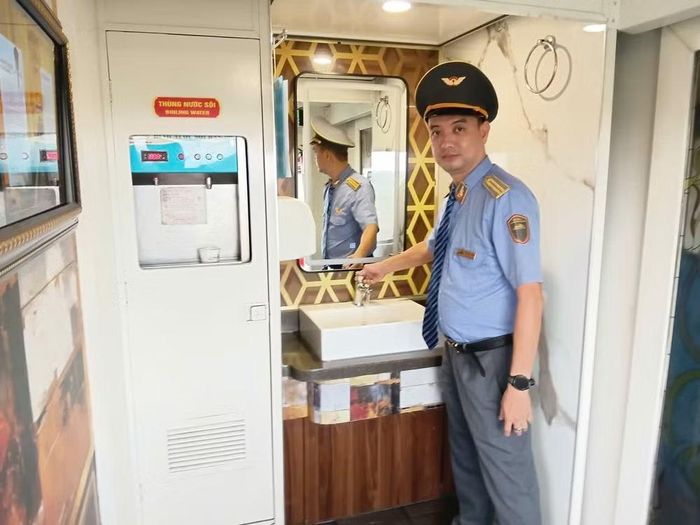 Khu vực bồn rửa mặt trên tàu SE1 được bài trí gọn gàng, sạch sẽ phục vụ hành khách - Ảnh: Viết Hảo