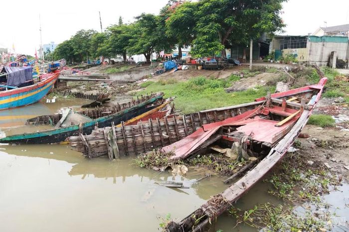 Tại nhiều điểm có xác tàu thuyền hư hỏng, bỏ hoang lâu năm có thể thấy tình trạng rác thải bị mắc kẹt nhiều trong khoang tàu, thuyền. Ảnh: Kim Long