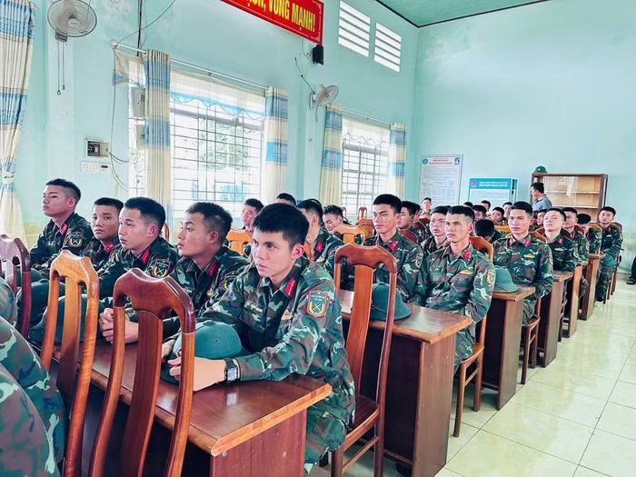 Hơn 200 cán bộ, chiến sĩ Bộ Chỉ huy Quân sự tỉnh Gia Lai được tăng cường, hỗ trợ 207 hộ dân bôn Jứ (ảnh H.P)