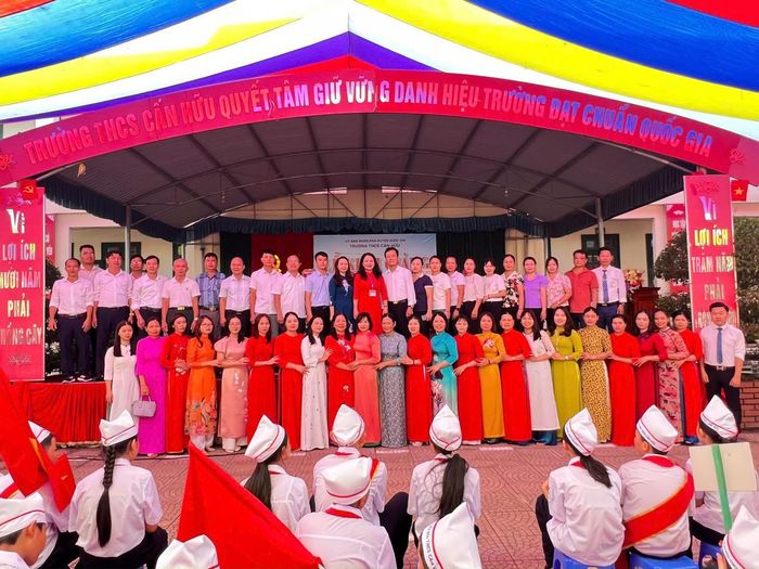 Thầy cô giáo có vai trò đặc biệt quan trọng trong việc hình thành nhân cách học sinh