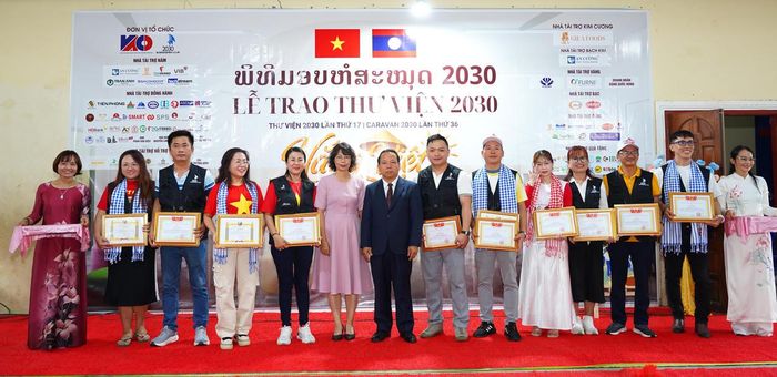 Bà Tạ Phương Dung – Tổng Lãnh sự Việt Nam tại Pakse và Ông Silay Sisavengsuk – Ủy viên Ban Thường vụ, Phó Chủ tịch Ủy ban Chính quyền tỉnh Attapeu trao tặng Giấy khen cho Ban Tổ chức chương trình.