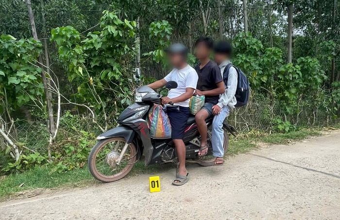 Hồ Văn Nghèo bị lực lượng chức năng bắt giữ khi đang vận chuyển 2 người Lào nhập cảnh trái phép. (Ảnh: Hoài Nam)