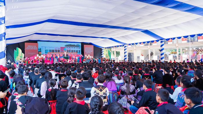 Học sinh tham gia buổi chạy thử chương trình lễ khánh thành và khai giảng năm học 2026 - 2027 (Ảnh: Tuyền hình Mường Khương)