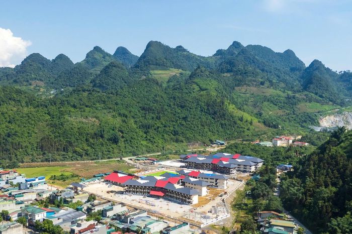 Ngôi trường còn có điểm nhấn ở thiết kế gắn với văn hóa các dân tộc vùng cao (Ảnh: Nguyễn Hải)