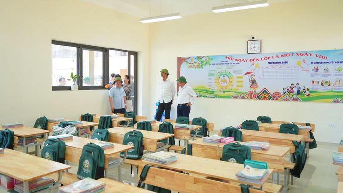 Phó Chủ tịch UBND tỉnh Lào Cai Phan Trung Bá kiểm tra công tác chuẩn bị cho lễ khai giảng năm học mới tại Trường Phổ thông dân tộc nội trú Tiểu học và THCS Mường Khương (Ảnh: Truyền hình Mường Khương).