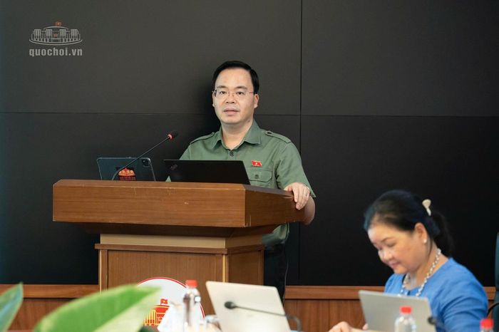 Phó Chủ nhiệm Uỷ ban Trần Văn Khải trình bày báo cáo tại Hội nghị.